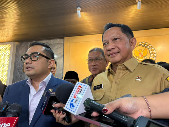 Mendagri Tito Karnavian dan Ketua Komisi II DPR Rifqinizamy Karsayuda di Kompleks Parlemen, Senayan, Jakarta, Senin (14/9/2026). Foto: Nasywa Athifah/kumparan