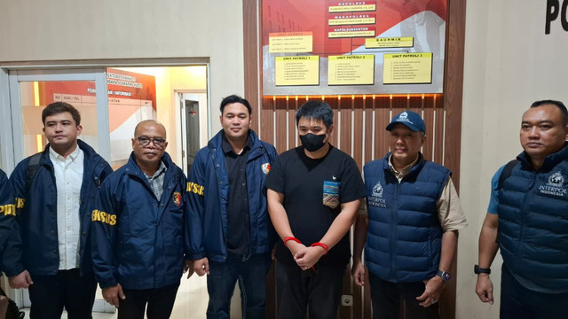 Erick Soedjasa saat ditangkap Bareskrim Polri di Juanda, Surabaya, Senin (14/9/2026). Foto: Dok. Istimewa