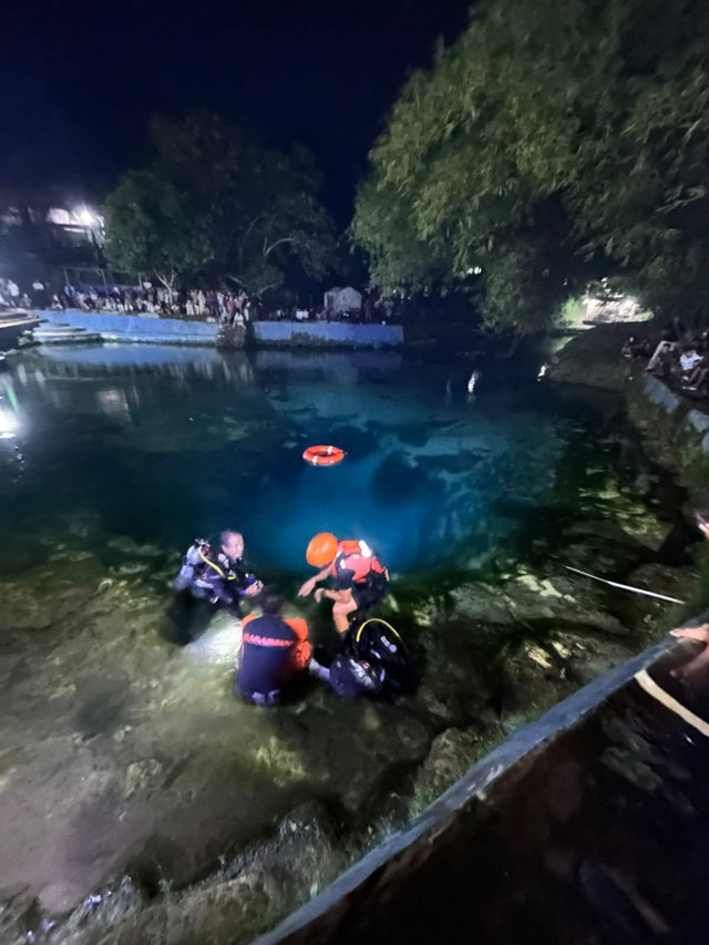 Proses evakuasi Tim SAR terhadap korban tenggelam di Pemandian Alam Sejuk Sungai Lobang, Simalungun, Senin (14/9/2026). Foto: Dok. Basarnas Medan