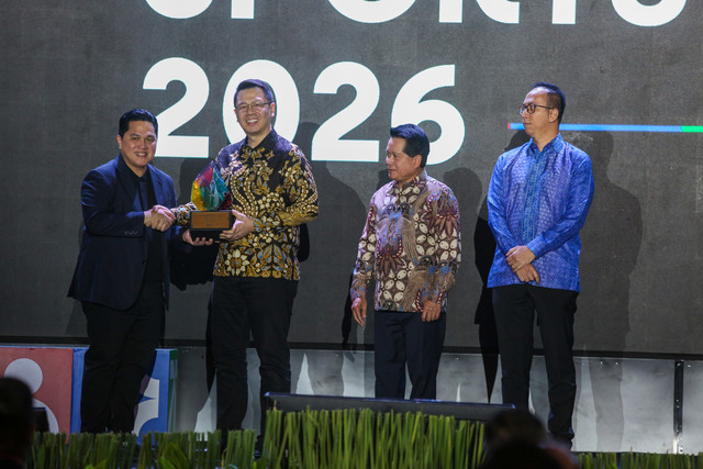 Penghargaan Indonesia Sports Awards of The Year diberikan langsung oleh Menpora Erick Thohir kepada Direktur Djarum Foundation, Roberto Hartono. Foto: Dok. PB Djarum