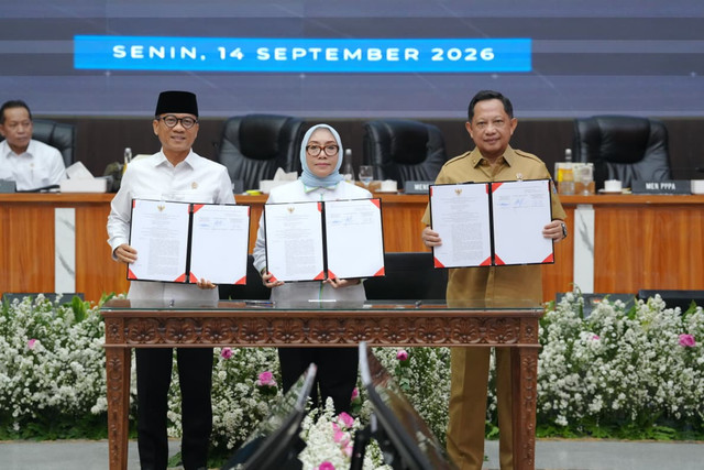 Mendagri Muhammad Tito Karnavian bersama Menteri PPPA Arifah Fauzi dan Mendes PDT Yandri Susanto teken SKB Ruang Bersama Indonesia (RBI) guna perkuat pemberdayaan perempuan dan perlindungan anak di daerah di Kemendagri, Jakarta, Senin (14/9/2026). Foto: Kemendagri RI