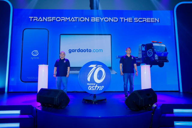 Direktur Astra dan Director in Charge Astra Financial, Siswadi; serta President Director Asuransi Astra melakukan prosesi launching tiga inovasi yaitu myGarda, gardaoto.com, dan Garda Siaga dalam rangka menyambut usia tujuh dekade Asuransi Astra. Foto: Dok. Astra