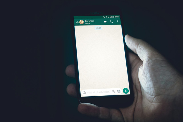 Ilustrasi centang 2 tapi memanggil di WhatsApp. Foto: Unsplash.