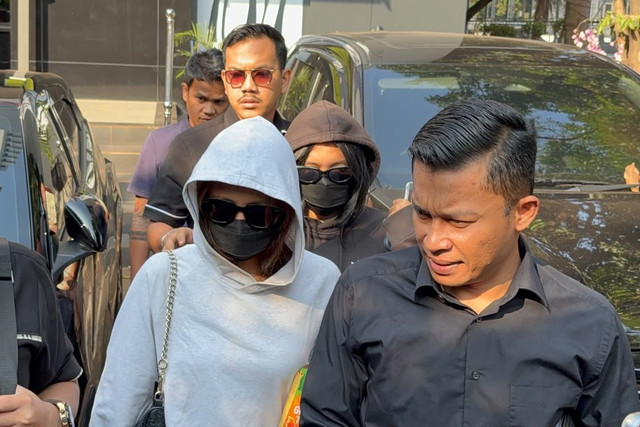 Korban dugaan kekerasan seksual oleh Betrand Peto usai diperiksa di Polda Metro Jaya, Jakarta, Senin (14/9/2026). Foto: Rayyan Farhansyah/kumparan