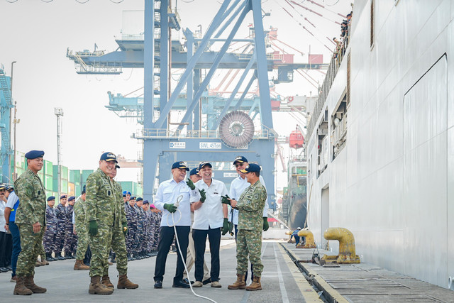 Wakil Menteri Sosial Agus Jabo Priyono hadiri pelepasan Satgas Terpadu Port Visit 2026 menggunakan KRI dr. Wahidin Sudirohusodo-991 untuk jalankan misi kemanusiaan dan kesehatan ke Pasifik Selatan di Tanjung Priok, Jakarta, Senin (14/9/2026). Foto: Kemensos RI