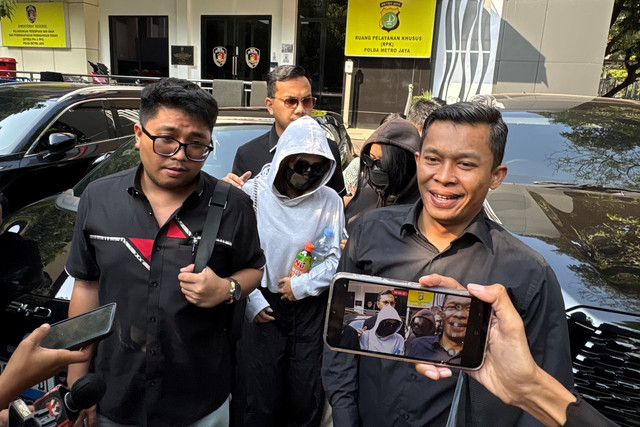 Korban dugaan kekerasan seksual oleh Betrand Peto usai diperiksa di Polda Metro Jaya, Jakarta, Senin (14/9/2026). Foto: Aprilandika Pratama/kumparan