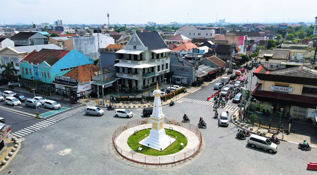 Sumber Foto https://www.pexels.com/id-id/foto/kota-jalan-kendaraan-rumah-12910426/