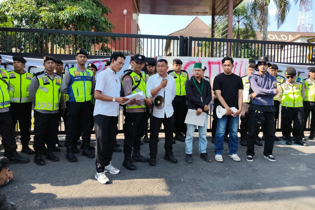 Kasat Reskrim Polresta Sleman AKP Mateus Wiwit Kustiyadi (baju putih tengah) saat menemui massa aksi dari Himpunan Mahasiswa Islam (HMI) Yogyakarta yang berorasi di depan Polda DIY, Senin (14/9/2026). Foto: Arfiansyah Panji Purnandaru/kumparan