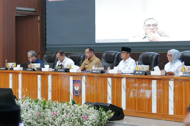Mendagri Tito Karnavian pada Rapat Koordinasi Pengendalian Inflasi di kantor Kemendagri, Jakarta, Senin (14/9/2026). Foto: Kemendagri RI