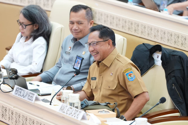 Mendagri Muhammad Tito Karnavian sampaikan persetujuan pemerintah untuk lanjutkan pembahasan 15 RUU kabupaten/kota di Kalbar, Kalteng, dan Kalsel dalam Rapat Kerja Tingkat I bersama DPR RI di Jakarta, Senin (14/9/2026). Foto: Kemendagri RI