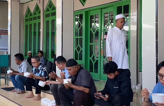 TDA Peduli Bagikan 250 Porsi Makan Siang Gratis di Masjid Nurul Jihad Bungoro