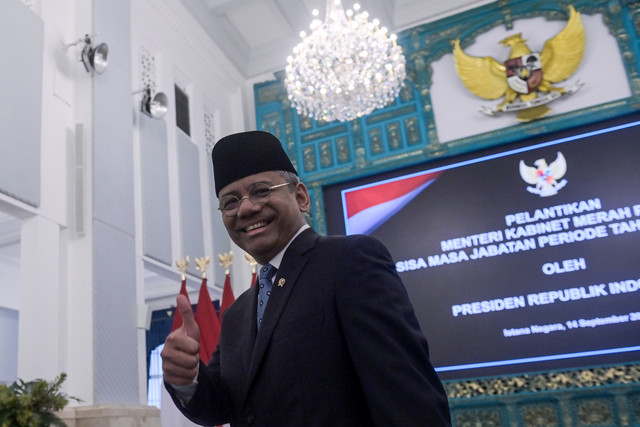 Menteri Keuangan Suahasil Nazara mengacungkan jempol seusai pelantikannya di Istana Negara, Jakarta, Senin (14/9/2026). Foto: Aditya Pradana Putra/ANTARA FOTO