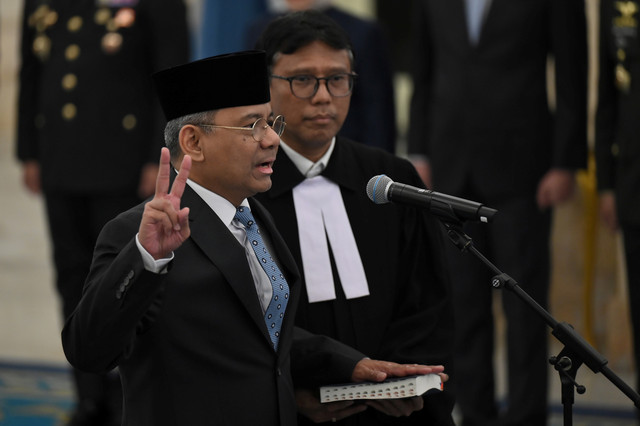 Suahasil Nazara (kiri) mengucapkan sumpah jabatan saat dilantik sebagai Menteri Keuangan di Istana Negara, Jakarta, Senin (14/9/2026). Foto: Aditya Pradana Putra/ANTARA FOTO