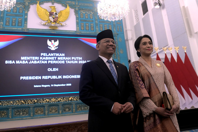 Menteri Keuangan Suahasil Nazara (kiri) didampingi istri Christina Pusporini Messakh bersiap memberikan keterangna pers usai pelantikan di Istana Negara, Jakarta, Senin (14/9/2026). Foto: Aditya Pradana Putra/ANTARA FOTO