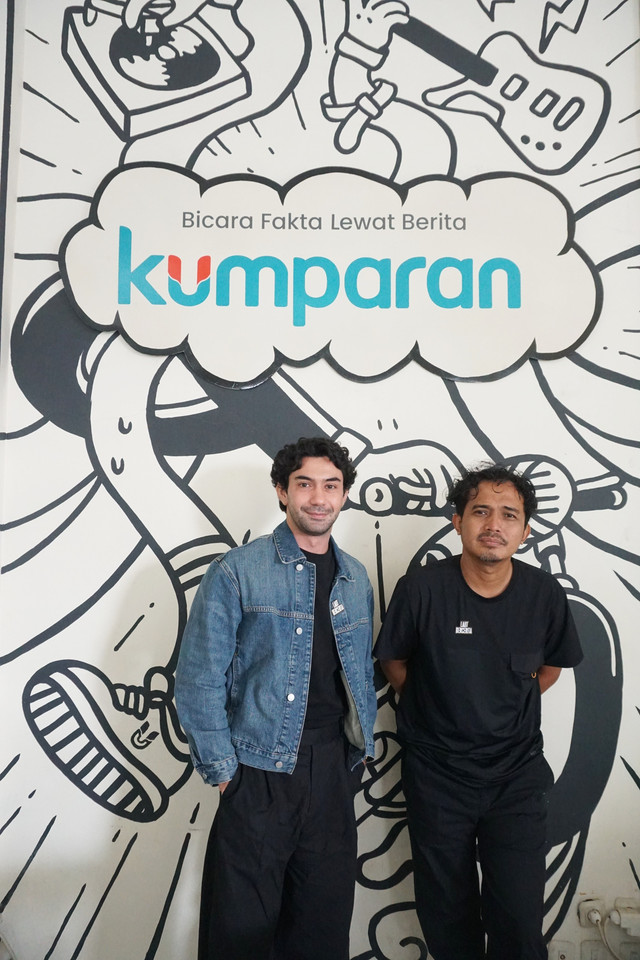 Pemeran Utama Laut Bercerita Reza Rahadian dan Sutradara Laut Bercerita Yosep Anggi Noen saat berkunjung ke kantor kumparan, Jakarta, Senin (14/9/2026). Foto: Iqbal Firdaus/kumparan