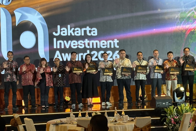 Momen penyerahan penghargaan Jakarta Investment Award oleh Gubernur DKI Jakarta Pramono Anung di Hotel The Westin, Rasuna Said, Jakarta Pusat, Senin (14/9/2026). Foto: Pradya Tirta/kumparan