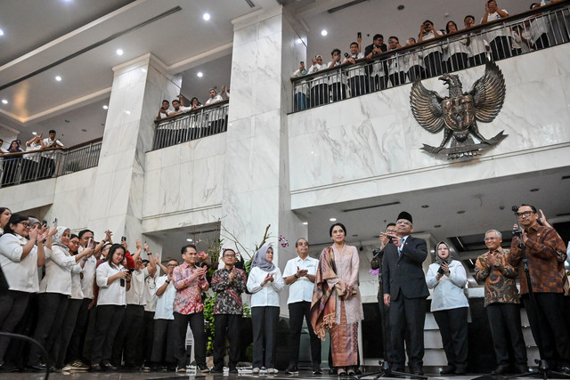 Menteri Keuangan Suahasil Nazara (keempat kanan)  menyampaikan sambutan usai dilantik menjadi Menteri Keuangan didampingi Wakil Menteri Keuangan Juda Agung (kanan) di Kementerian Keuangan, Jakarta, Kamis (14/9/2026). Foto: Sulthony Hasanuddin/ANTARA FOTO 