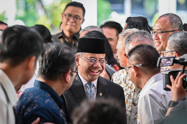 Menteri Keuangan Suahasil Nazara (tengah) menyapa pegawai usai dilantik menjadi Menteri Keuangan di Kementerian Keuangan, Jakarta, Kamis (14/9/2026). Foto: Sulthony Hasanuddin/ANTARA FOTO
