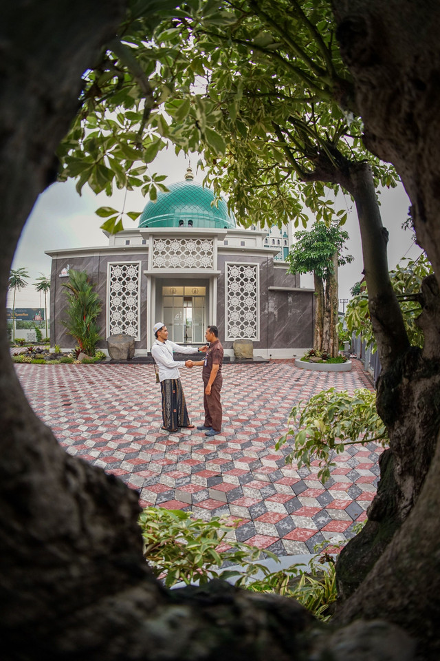 Foto oleh Muhammad  Solikin dari Pexels: https://www.pexels.com/id-id/foto/dua-pria-saling-bertegur-sumpah-di-depan-masjid-yang-dibingkai-oleh-pepohonan-36853521/