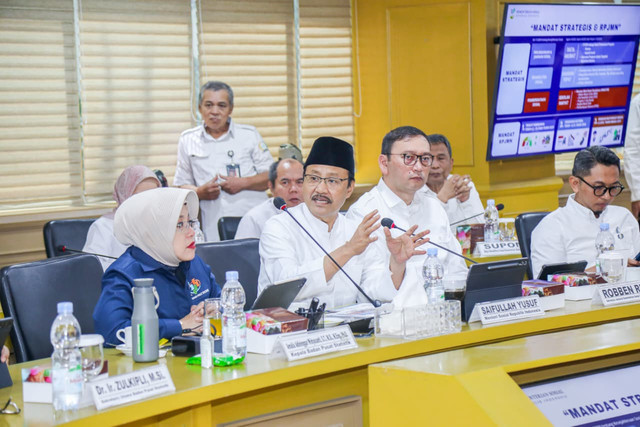 Wakil Ketua Komite III DPD RI Ahmad Syauqi Soeratno apresiasi Gerakan Nasional Peduli Tetangga dan program Agen Perlinsos Kemensos dalam Rapat Kerja bersama Mensos Gus Ipul dan BPS di Kompleks Parlemen, Jakarta, Senin (14/9/2026). Foto: Kemensos RI