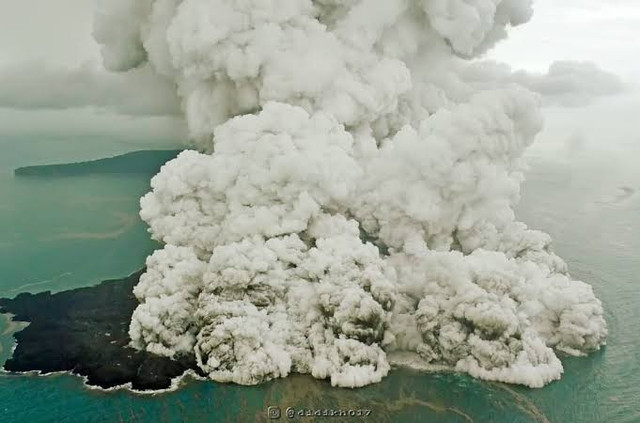 Foto udara kondisi Gunung Anak Krakatau, Foto: PVMBG/via REUTERS