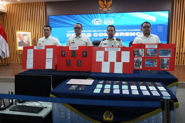 Kantor Imigrasi Tangerang amankan lima WNA asal Tiongkok dan Vietnam yang diduga palsukan izin tinggal dan terlibat jaringan judi online internasional di sebuah apartemen di Kelapa Dua, Kabupaten Tangerang, Senin (14/9/2026). Foto: Kementerian Imigrasi dan Pemasyarakatan