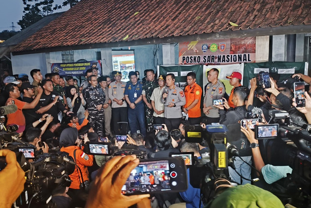 Basarnas memberikan keterangan pers pencarian jurnalis dan awak kapal yang hilang kontak di Posko SAR Dermaga Marina Carita, Pandeglang, Banten, Senin (14/9/2026). Foto: kumparan