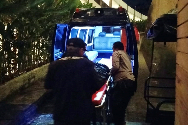 Polisi saat mendatangi TKP penemuan seorang WNA yang tergeletak di Jalan Dalam Areal Hotel Renaissance Bali Uluwatu, Jalan Pantai Balangan, Desa Ungasan, Kecamatan Kuta Selatan, Badung, Bali. Foto: Polresta Denpasar