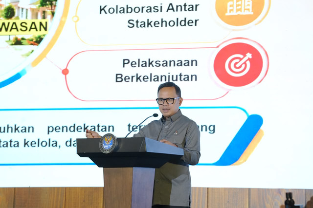Wamendagri Bima Arya Sugiarto dorong penguatan local champion dan pemberdayaan komunitas untuk percepat penataan permukiman kumuh dalam Forum Koordinasi di Jakarta, Senin (14/9/2026). Foto: Kemendagri RI