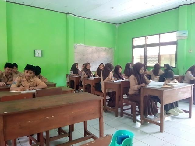 Siswa saat mengikuti kegiatan belajar mengajar di kelas. Foto: Dok. Pribadi