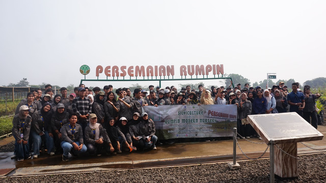 Foto Bersama Silvikultur IPB dengan Tim Persemaian Modern Rumpin. Foto: Dok. Pribadi/ZMB