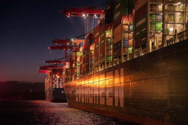 sumber: https://pixabay.com/id/photos/pelabuhan-kapal-kontainer-malam-7418239/