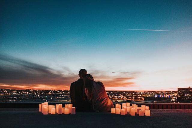 Ilustrasi All in Artinya dalam Percintaan,Foto:Unsplash/Nathan Dumlao