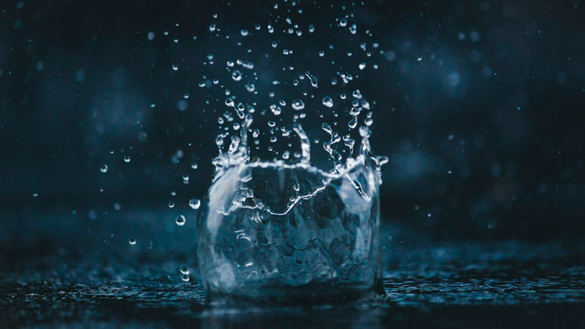 ilustrasi kenapa ai menghabiskan air. unsplash/Amadej Tauses