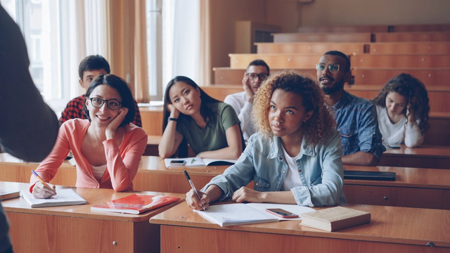 Ilustrasi Apa Itu Beasiswa LPDP. Foto: Unsplash/Vitaly Gariev