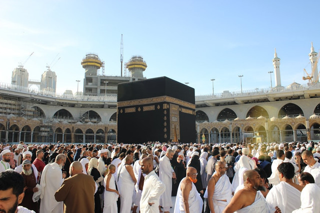 Ilustrasi Tawaf Wada Artinya. Foto: Unsplash/Ibrahim Uz