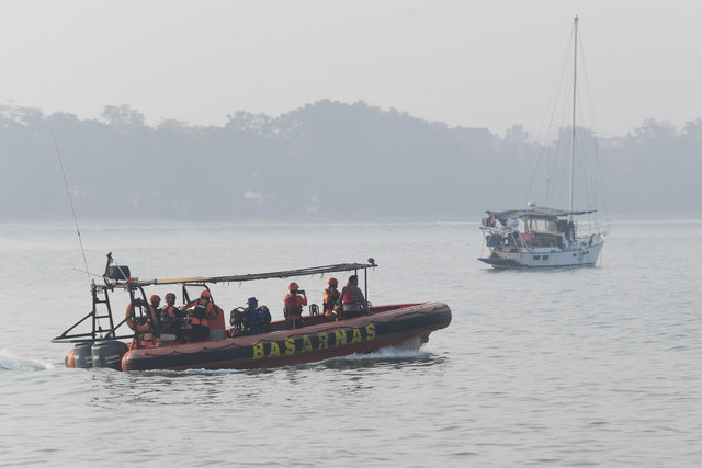 Personel tim SAR gabungan berada di kapal Rigid Inflatable Boat (RIB) 02 Banten saat operasi pencarian hari kedelapan jurnalis yang hilang kontak di Carita, Pandeglang, Banten, Selasa (15/9/2026). Foto: Akbar Nugroho Gumay/ANTARA FOTO