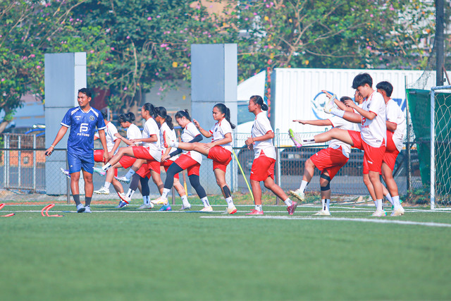 Para pemain FC Bekasi City Women melakukan sesi latihan rutin jelang dimulainya Indonesia Women's League, di Bekasi International Soccer Field, Bekasi, Senin (14/9). Foto: Agri Aulian Perdana/kumparan
