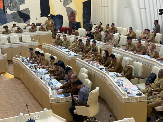 Suasana RDP Komisi II dengan Menteri Dalam Negeri, Wakil Menteri ATR/BPN, dan Kepala Daerah seluruh Indonesia terkait pengelolaan aset Barang Milik Daerah (BMD) di Kompleks Parlemen, Senayan, Jakarta, Selasa (15/9/2026). Foto: Joakhim Tharob/kumparan