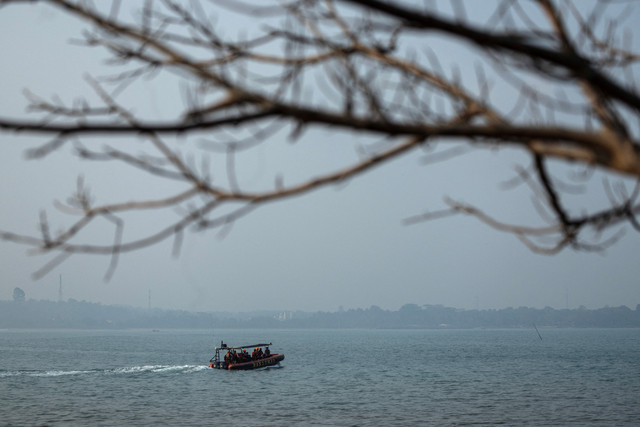 Tim penyelamat melakukan operasi pencarian dan penyelamatan untuk para jurnalis dan awak kapal yang hilang kontak saat meliput letusan gunung berapi Anak Krakatau di Selat Sunda pekan lalu, di Carita, Kabupaten Pandeglang, Selasa (15/9/2026). Foto: Willy Kurniawan/REUTERS