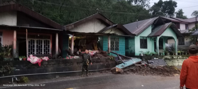 Material longsor menutup sejumlah ruas jalan di Kecamatan Silih Nara, Kabupaten Aceh Tengah, setelah hujan deras mengguyur wilayah tersebut pada Minggu (13/9/2026). Foto: Dok. BPBD Aceh Tengah