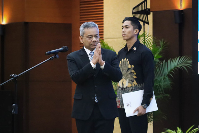 Purbaya Yudhi Sadewa menyerahkan jabatan kepada Menteri Keuangan yang baru, Suahasil Nazara, dalam acara serah terima jabatan di Gedung Kementerian Keuangan, Jakarta, Selasa (15/9/2026). Foto: Jamal Ramadhan/kumparan