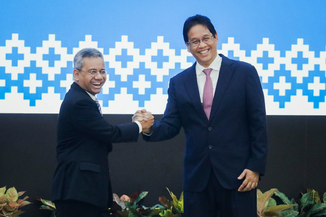 Purbaya Yudhi Sadewa menyerahkan jabatan kepada Menteri Keuangan yang baru, Suahasil Nazara, dalam acara serah terima jabatan di Gedung Kementerian Keuangan, Jakarta, Selasa (15/9/2026). Foto: Jamal Ramadhan/kumparan