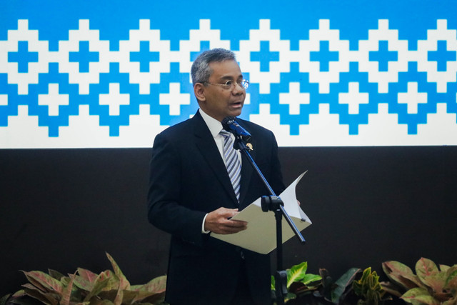 Purbaya Yudhi Sadewa menyerahkan jabatan kepada Menteri Keuangan yang baru, Suahasil Nazara, dalam acara serah terima jabatan di Gedung Kementerian Keuangan, Jakarta, Selasa (15/9/2026). Foto: Jamal Ramadhan/kumparan
