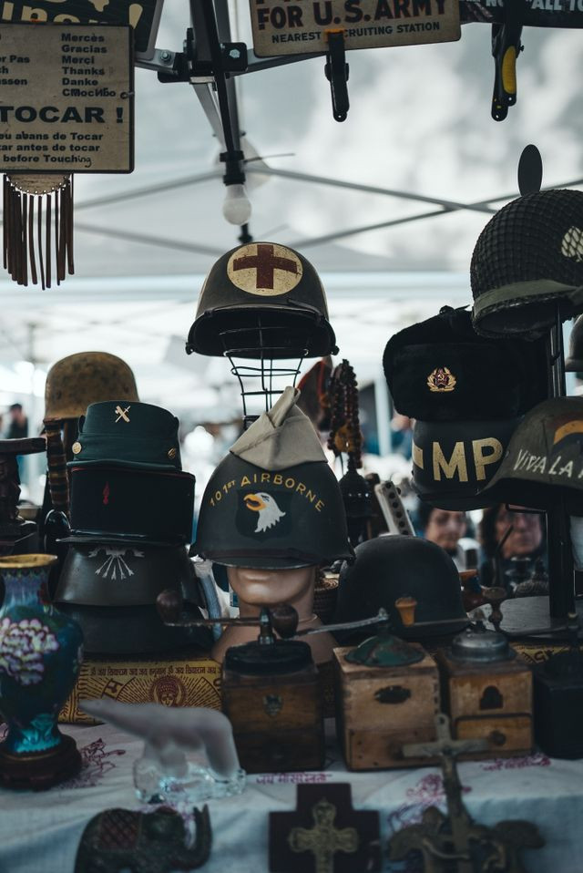 Sumber foto: https://www.pexels.com/id-id/foto/pameran-barang-dagangan-vintage-25809409/