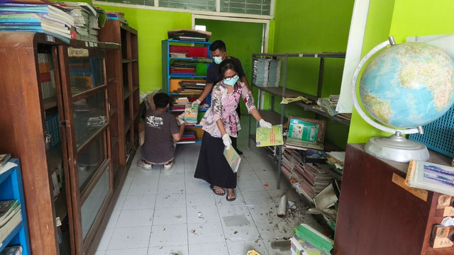 Mahasiswa Praktik Kependidikan (PK) UNY bersama guru SMP Negeri 2 Godean bergotong royong membersihkan dan menata kembali perpustakaan. Foto: Gilang Finanda Pratama (Anggota PK UNY). Kamis (10/09/2026)