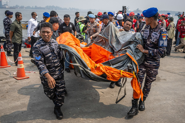 Tim SAR gabungan mengangkut perahu karet darurat kapal motor penumpang (KMP) Virgo Transport 8 di Pelabuhan Tri Sakti, Banjarmasin, Kalimantan Selatan, Selasa (15/9/2026). Foto: Bayu Pratama S/ANTARA FOTO