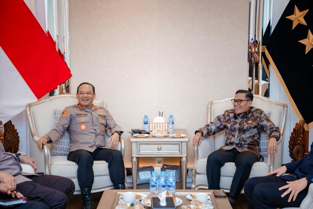 Kapolda Metro Jaya Komisaris Jenderal (Komjend) Pol. Asep Edi Suheri terima audiensi dengan Ketua DPRD RI di Polda Metro Jaya. Foto: Dok. Polda Metro