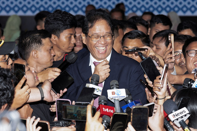 Purbaya Yudhi Sadewa menyerahkan jabatan kepada Menteri Keuangan yang baru, Suahasil Nazara, dalam acara serah terima jabatan di Gedung Kementerian Keuangan, Jakarta, Selasa (15/9/2026). Foto: Garry Lotulung/Reuters