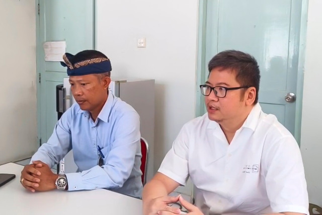 Dokter Spesialis Forensik Rumah Sakit Umum Pusat (RSUP) Prof. dr. I.G.N.G. Ngoerah, dr. Henky (kanan), ketika memberikan keterangan mengenai kondisi 3 jenazah WN Australia yang ditemukan tewas di sebuah bungalow, Legian, Bali, Selasa (15/9/2026). Foto: Sandra Tandiono/kumparan